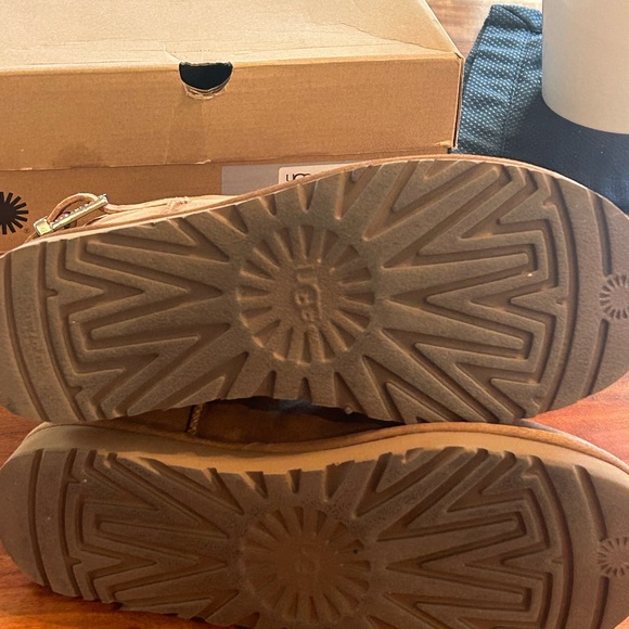 FLASH SALE🔥Ugg Remora*Nearly New** Buckle rhinestone sheepskin boots - Picture 13 of 13